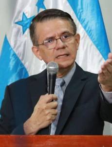 El doctor José Manuel Matheu calificó de farsa y estafa las clínicas operadas por supuestos médicos extranjeros en San Pedro Sula.