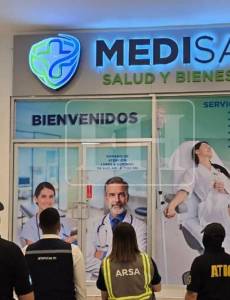 Autoridades de la ATIC, Arsa y la Región Metropolitana de Salud intervinieron la clínica Medisan en San Pedro Sula, señalada por presuntas prácticas fraudulentas.