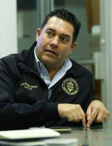 El alcalde Juan Diego Zelaya explica los fallos de diseño del viaducto y defiende la clausura indefinida de la obra para resguardar la seguridad de los conductores.