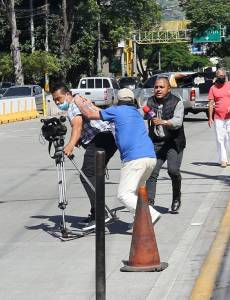 Como el Estado hace muy poco por proteger la labor de los periodistas, estos continuamente viven expuestos a los ataques de activistas, funcionarios, policías, militares y el crimen en general.
