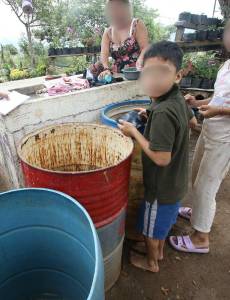 Mariela y su familia deben almacenar el agua que consiguen para enfrentar los períodos sin suministro en la colonia José Trinidad Cabañas. Cada recipiente forma parte de la reserva para las necesidades del hogar.