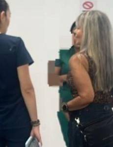 Documentos y exempleados identifican a la colombiana Cruz Helena Otalvaro Restrepo como la propietaria de Nueva Med. En la fotografía, durante una visita a la clínica.