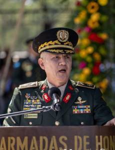 Junto a otros 27 oficiales, Roosevelt Hernández, se retira de las Fuerzas Armadas bajo fuertes cuestionamientos por su gestión y dejando una oficialidad dividida.