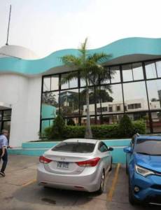 El Ministerio Público emitió un requerimiento fiscal contra Ninfa Flores, exdirectora del INAMI, así como algunos de sus familiares, quienes fueron contratados por ella.