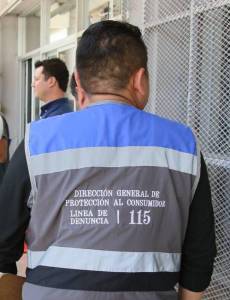 La Dirección General de Protección al Consumidor habilitó la línea telefónica gratuita 115 para reportar a los establecimientos comerciales que operan como clínicas y engañan a pacientes con falsos diagnósticos.