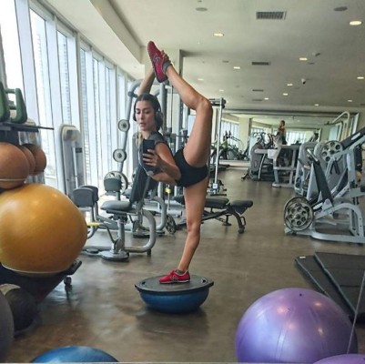 Cantante María León enamora con sexy baile en el tubo