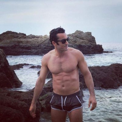 Aarón Díaz posa en minishort y muestra abdomen de acero