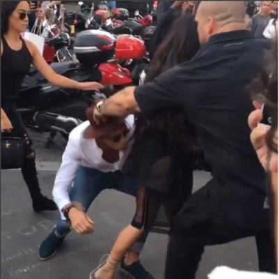 Hombre le muerde el trasero a Kim Kardashian