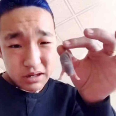 Joven se filma intentado comerse un ratón y no es lo único que hizo