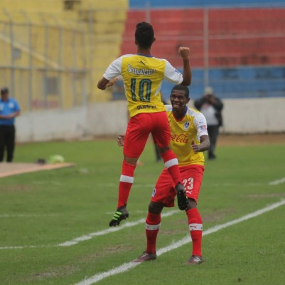 Olimpia propina goleada al Victoria y se afianza en el liderato