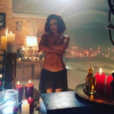 ¡Aracely Arámbula se desnuda para sus fans!