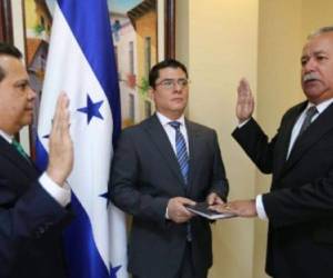 Momento en que es juramentado Andrés Felipe Díaz López como uno funcionario de la UNA.