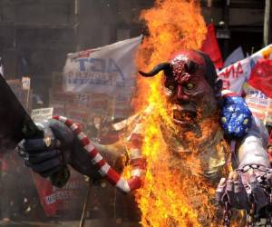 FILIPINAS. Los manifestantes quemaron un muñeco durante la celebración del Día del Trabajador en las calles de Manila, la capital del país del sudeste asiático.