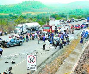 Muerte y destrucción dejó un bus rapidito producto de un accidente en el sector de Amarateca.