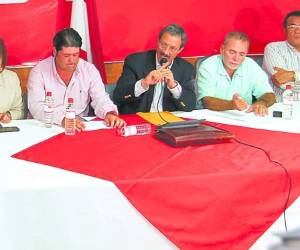 Las autoridades del CCEPL realizan la socialización del proyecto.