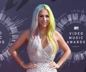 La cantante Kesha sorprendió al ser captada con una imagen completamente distinta. Foto AFP