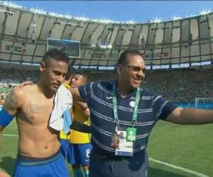 Cuerpo técnico de Honduras corrió a la cancha para tomarse fotos con Neymar tras finalizado el encuentro donde Honduras perdió 6-0.