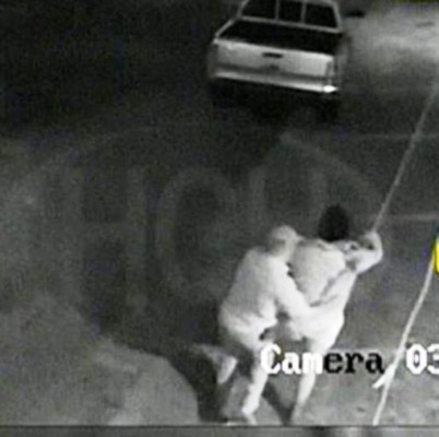 VIDEO: Se fuga peligroso reo de hospital privado en la capital