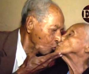 Don Dieguito y doña Edelina, la pareja del centenario que lleva más de medio siglo junta, se infunden en un tierno beso frente a las cámaras de EL HERALDO.
