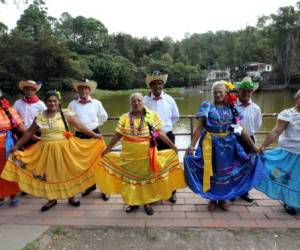 El grupo de danza folclórica de La Otra Casa del Abuelo posa con EL HERALDO.Foto: Jimmy Argueta/EL HERALDO