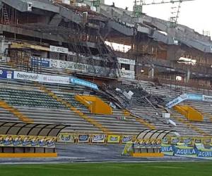 La estructura se desplomó mientras los obreros trabajaban en la zona.