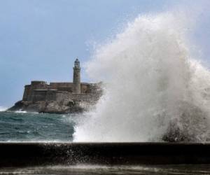 Una fuerte ola rompe en el malecón de La Habana, el 9 de septiembre de 2017. La explosión de Irma a través de la costa cubana debilitó la tormenta a una categoría tres, pero todavía envía vientos de 125 millas por hora (205 kilómetros por hora) y se esperaba que recuperar el poder antes de golpear los Cayos de Florida a principios de domingo, según los meteorólogos estadounidenses. El gobierno cubano extendió su máximo estado de alerta a otras tres provincias, incluida La Habana, en medio de temores de inundaciones en áreas bajas. / AFP / YAMIL LAGE