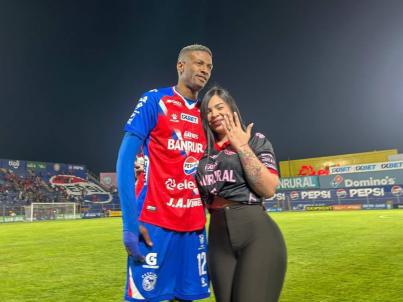 ¿Quién es la linda modelo que dejó plantado a futbolista tico tras haberse comprometido?