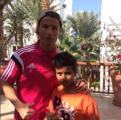 El niño millonario de Dubai que presume fotos con famosos