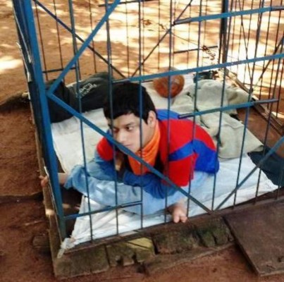 Rescatan a joven con necesidades especiales que vivía enjaulado