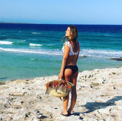 Así es Núria Tomás, la atractiva y sexy exnovia de Gerard Piqué