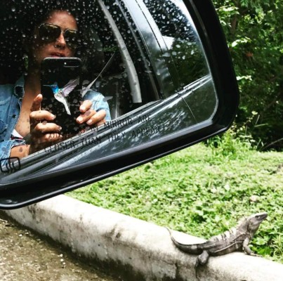 Salma Hayek posa en sexys trajes de baño durante sus vacaciones en Costa Rica