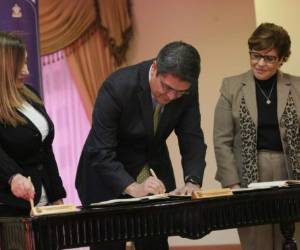 La firma del convenio préstamo fue en Casa de Gobierno con la presencia del mandatario Hernández como testigo de honor.