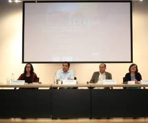 En la mesa Montserrat Martell, Omar Talavera, Mario Hernán Mejía y Fidelia de Molina.