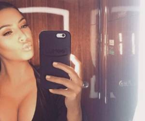 Kim Kardashian mostrando un revelador escote.