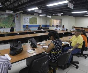 Miembros de la comisión contra el dengue y chikungunya en reunión.