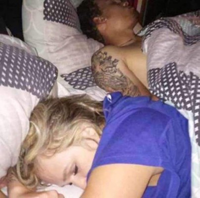 Encuentra a su novia acostada con el amante y decide tomarse una selfie