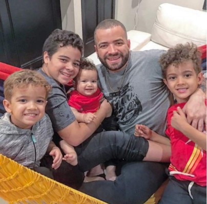 Nacho comparte tierna foto de la travesura de sus hijos