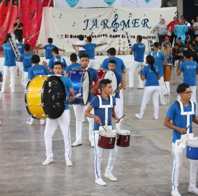 Ritmo y disciplina destacan en reñida competencia de bandas de guerra