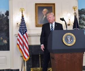 US President Donald Trump walks away from the podium after delivering a statement on the Las Vegas shooting from the Diplomatic Reception Room of the White House on October 2, 2017. / AFP PHOTO / MANDEL NGAN