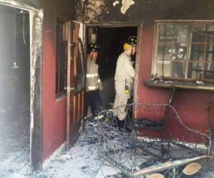 Autoridades que acudieron al lugar del siniestro constataron que se trató de un incendio provocado en dos distintas casas.