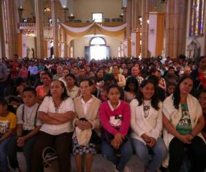 Cientos de personas participaron en la celebración eucarística del cuarto día de novena. Foto: Johny Magallanes/EL HERALDO.