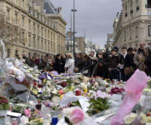 Una multitud recordó este lunes a las víctimas de los atentados, en la plaza La República en París. (Foto: AFP)
