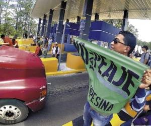 Propietarios y conductores de unidades de transporte pesado protestaron aduciendo que el cobro es exagerado.