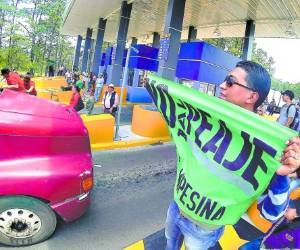 Propietarios y conductores de unidades de transporte pesado protestaron aduciendo que el cobro es exagerado.