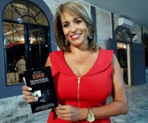 La periodista y escritora hondureña Nora Schauer presentó su libro 'Honduras, jamás te cambiaría'.