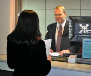 Los tramitantes son sujetos a una entrevista que definiría si obtienen o no la visa.