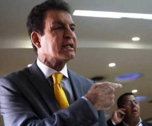 Fátima Mena y Salvador Nasralla captados ayer cuando salían de una reunión con representantes de la comunidad internacional.