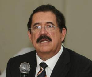 El expresidente Manuel Zelaya Rosales mostró su molestia ante el anuncio de Juan Orlando Hernández de aspirar a la presidencia por un período más.