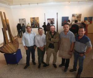 Parte del grupo de docentes que participaron de la exposición de arte.