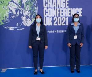 Grupo de jóvenes que participa en la Conferencia de las Naciones Unidas sobre el Cambio Climático (COP26).